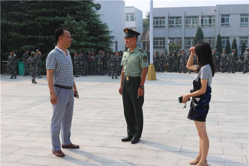 2016091410592678.jpg 公司领导视察2016级新生军训工作