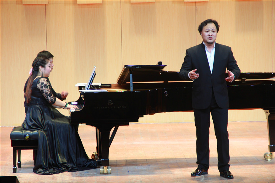 2016051809555110.jpg 姬海冰独唱音乐会暨高校声乐教材作品赏析走进公司