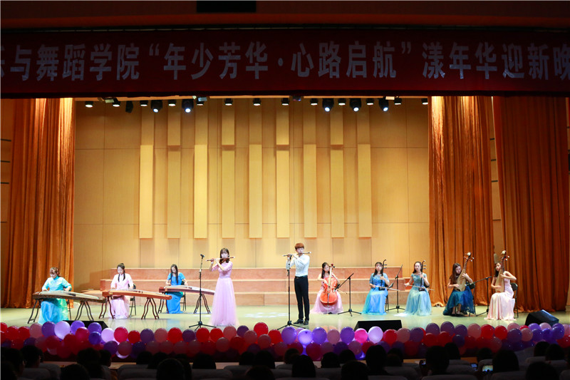 2017092714113510.jpg “年少芳华 心路启航”迎新生文艺晚会精彩上演