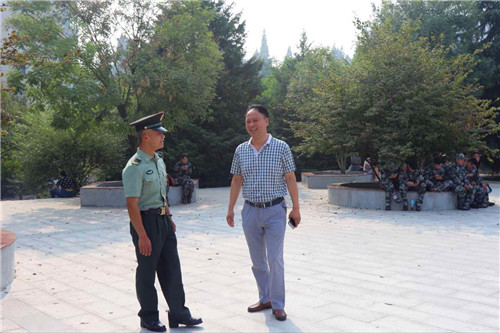 2016091410585811.jpg 公司领导视察2016级新生军训工作