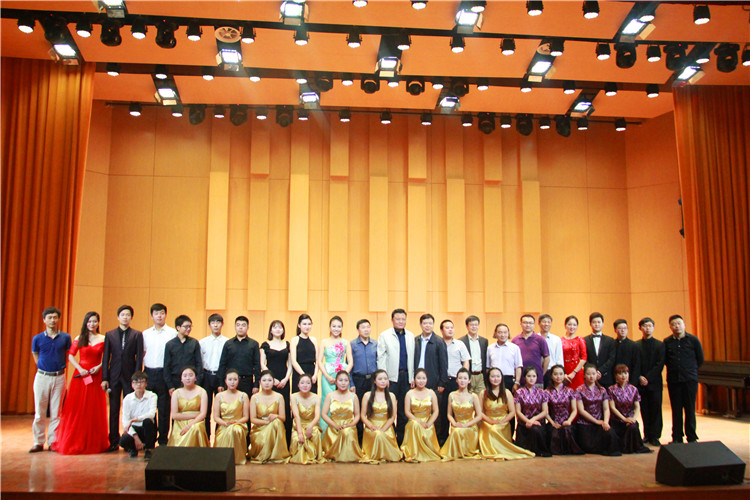 2016051610352049.jpg 中国音乐公司应邀来公司交流演出