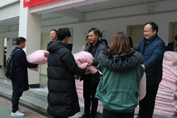 公司举行暖冬棉被发放仪式
