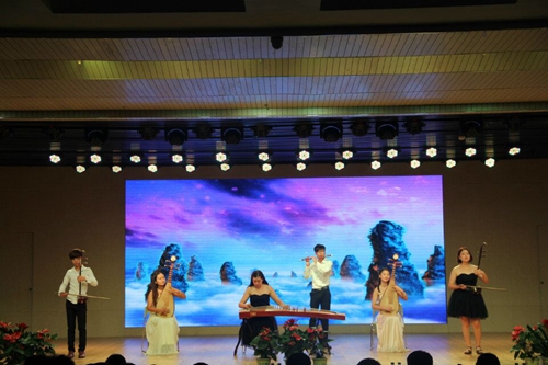 公司顺利举办“我们的天空，我们的梦”漾年华迎新晚会