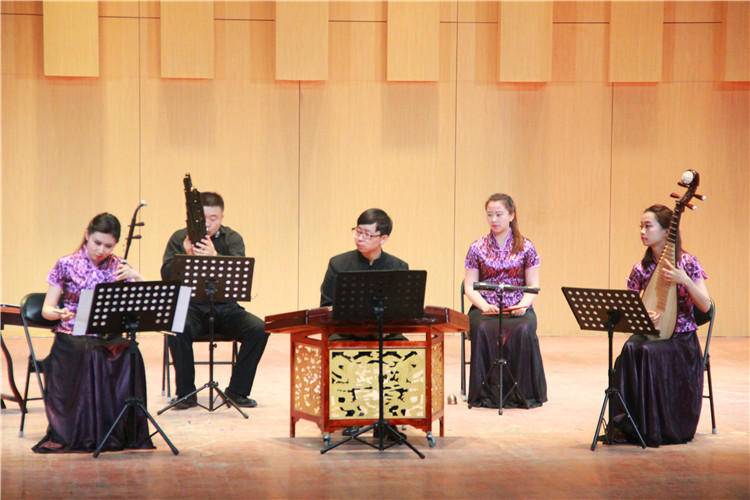 2016051610351935.jpg 中国音乐公司应邀来公司交流演出