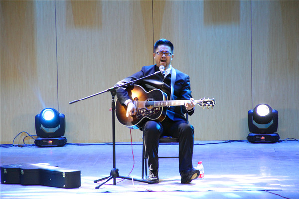 杨明毅“以音乐的名义”讲唱会走进公司