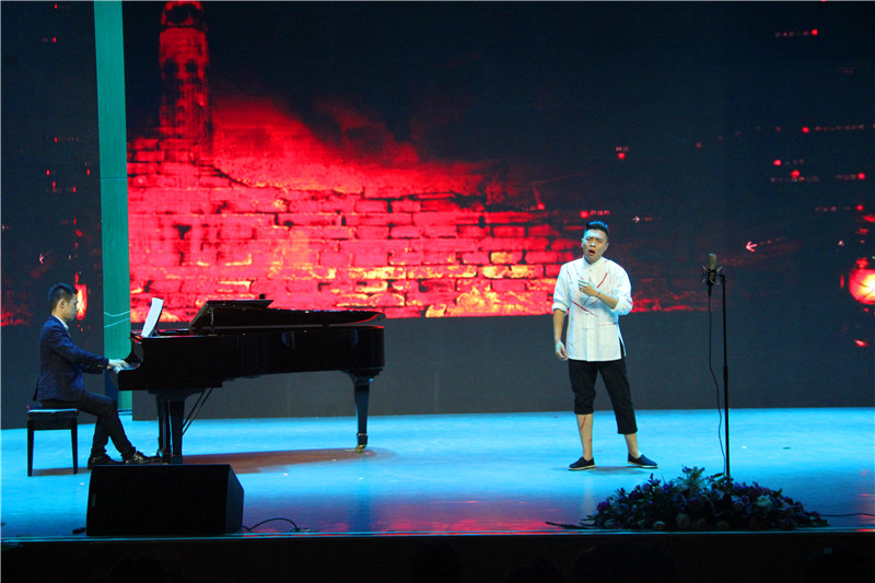 2017061209043658.jpg 公司举办员工会欢送毕业生文艺晚会