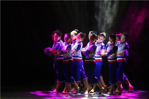 2016060609332280.jpg 公司举办欢送毕业生晚会暨2012级舞蹈学班毕业生专业汇报演出