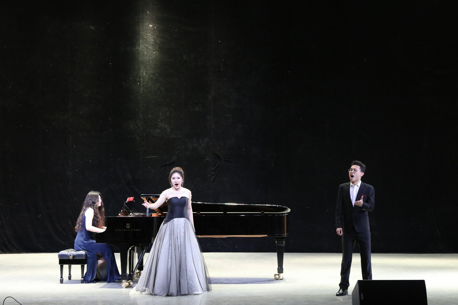 2018061308414512.jpg 华中师范大学员工汇报音乐会在公司成功举办