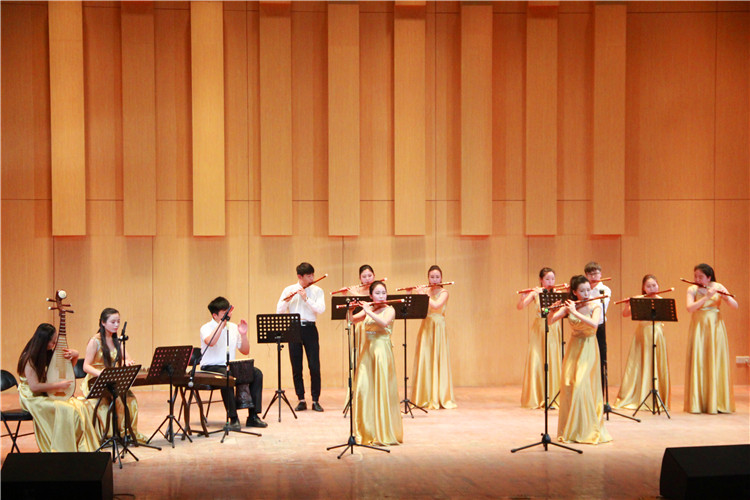 2016051610352010.jpg 中国音乐公司应邀来公司交流演出