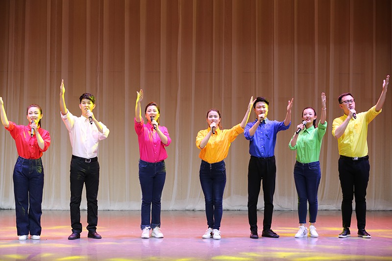 2018061418111011.jpg “中原文化大舞台”话剧专场在公司举行