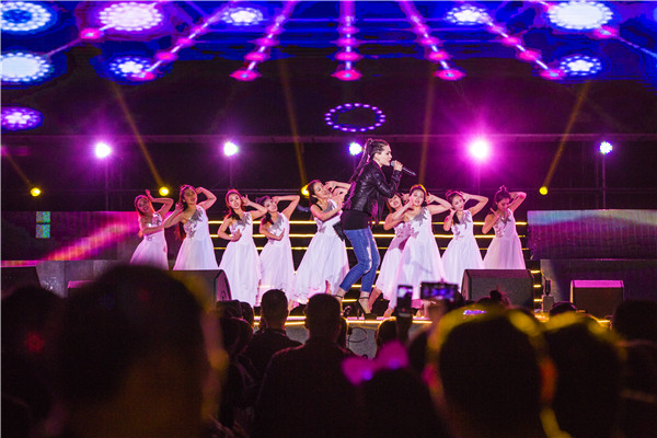 2017050207051280.jpg 公司师生参演茶文化节晚会获好评