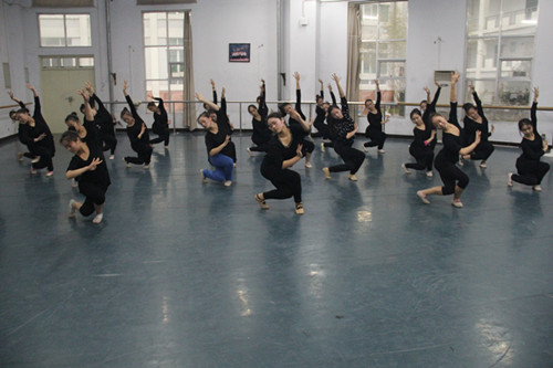 热烈欢迎河南歌舞演艺集团到公司举行舞蹈演员招聘会