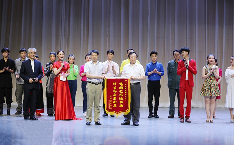 2018061418111013.jpg “中原文化大舞台”话剧专场在公司举行