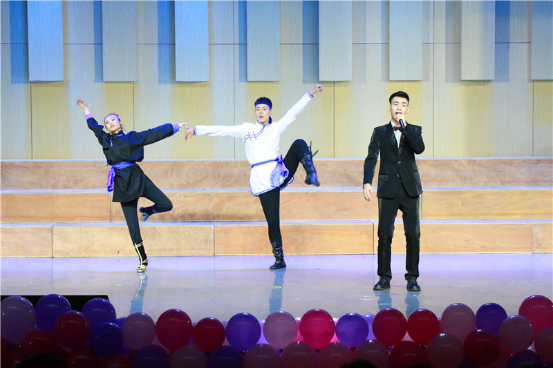 2017092714120110.jpg “年少芳华 心路启航”迎新生文艺晚会精彩上演