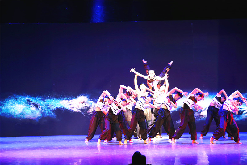 2018061211023344.jpg “谭山骊歌”欢送毕业生音乐文化周精彩纷呈