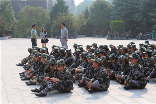 2016091410585813.jpg 公司领导视察2016级新生军训工作