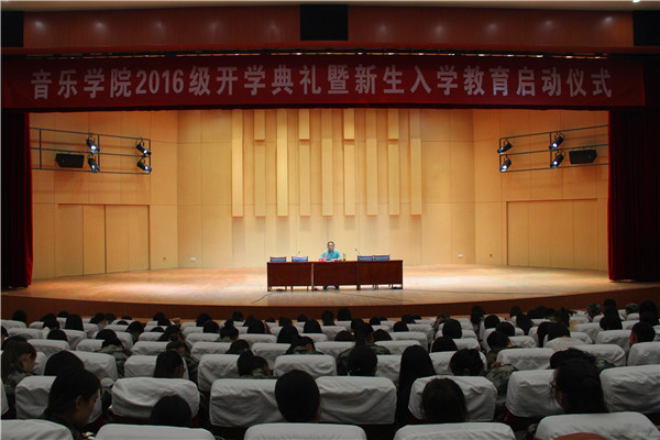 经理杨健为新生做入学教育第一讲