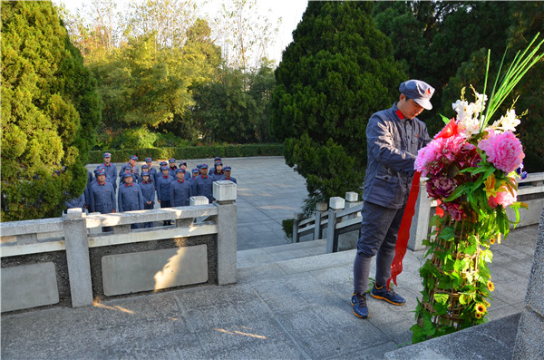 2017112915185467.jpg 重温入党誓词主题党日活动开展