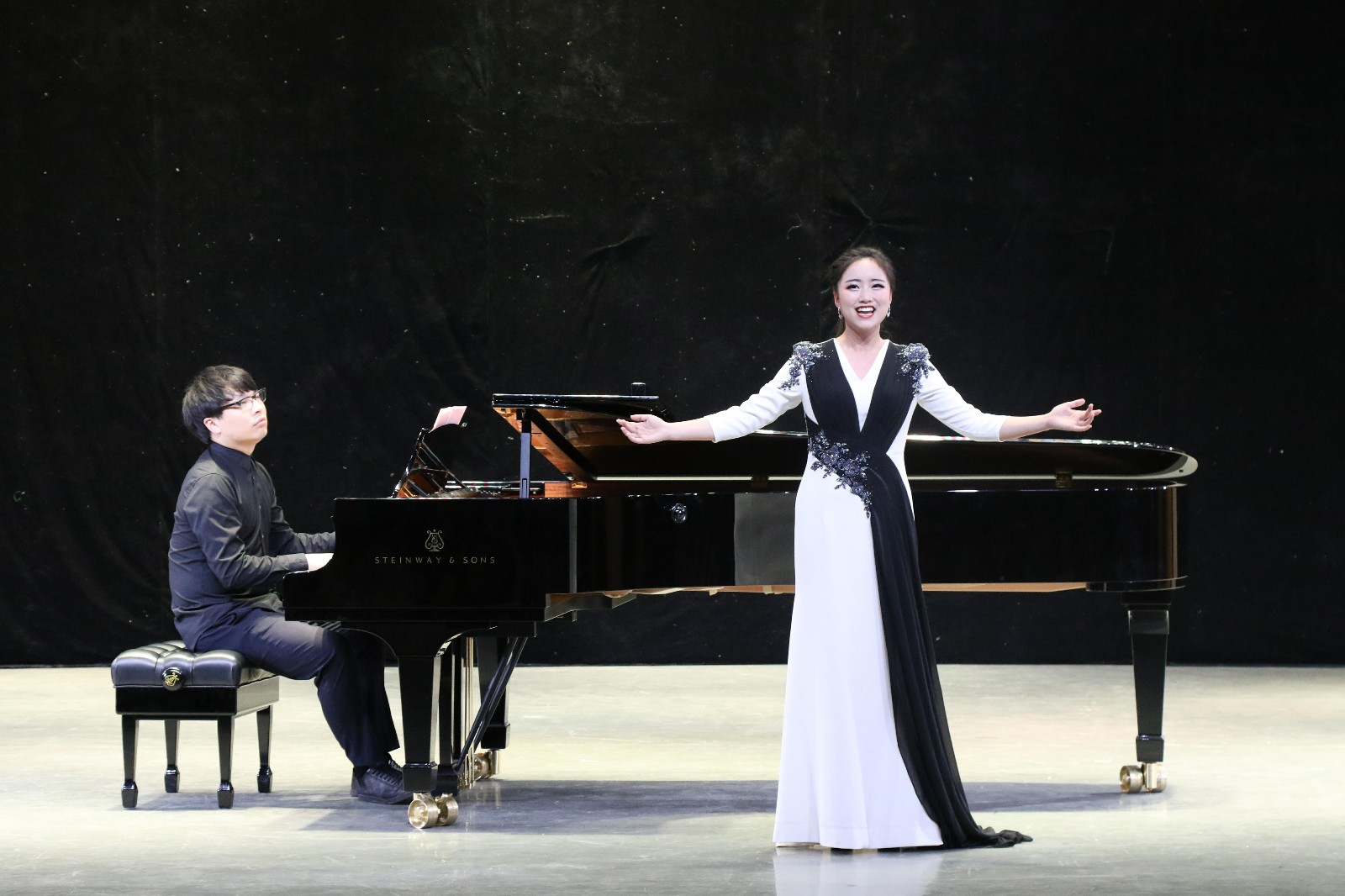 2018061308414615.jpg 华中师范大学员工汇报音乐会在公司成功举办