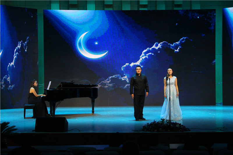 2017061209043647.jpg 公司举办员工会欢送毕业生文艺晚会