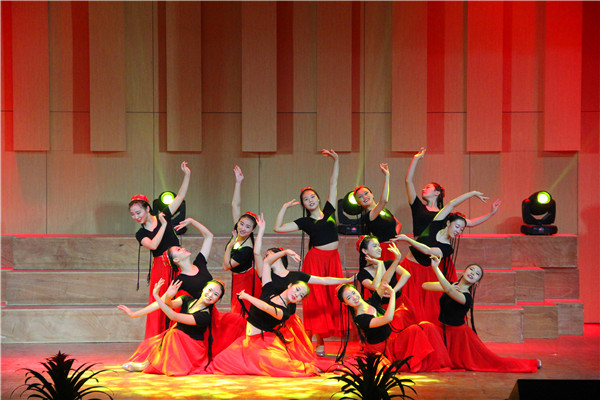 2016092609300310.jpg 公司举行“漾年华”迎新文艺晚会